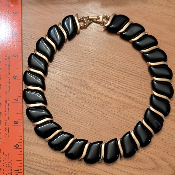 Vintage Black and Gold Necklace - Picture 4 of 4